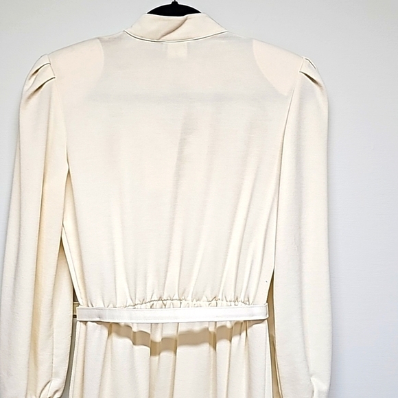 Vtg 80's cream color knit, longsleeve dress. Keyhole neck, pleat front, belted - Picture 7 of 13